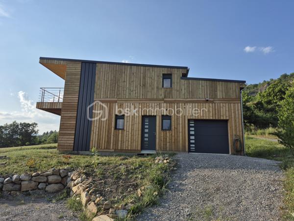 Calme absolu • Vue panoramique dégagée • Climat d'exception • Entre Ciel, Ski et Mer

Au cœur d’un environnement naturel préservé, dans un charmant village particulièrement ensoleillé de Haute-Provence, découvrez cette villa contemporaine en ossature bois de 140 m², pensée comme le refuge idéal pour vos week-ends et vacances. Alliant à la perfection lignes modernes, prestations haut de gamme et intégration paysagère, cette propriété offre un cadre de vie idyllique loin du tumulte urbain.
Une situation stratégique exclusive : à seulement 25 min de Sisteron (accès autoroute), 25 min de l’aérodrome de Tallard, 40 min de Gap, à 1h des stations de ski et à 1h30 de la Méditerranée.

Édifiée sur une parcelle de 802 m², la villa séduit par ses espaces fluides, sa clarté et la qualité de ses matériaux.

•	Le Rez-de-Chaussée (Vie de plain-pied) : L'entrée s’ouvre sur une superbe pièce à vivre de 45 m², véritable cœur de la maison. Elle accueille un salon-salle à manger baigné de lumière et une cuisine neuve de designer, entièrement équipée, ouverte sur le séjour. Ce niveau dispose également d'une suite parentale privative avec sa salle de bains haut de gamme et WC, ainsi que d'une buanderie fonctionnelle.
•	L’Étage (L'espace invités et détente) : Idéal pour recevoir vos proches, l’étage dessert 2 belles chambres spacieuses ainsi qu'un bureau (parfait pour le télétravail au vert). Le joyau architectural : Une magnifique terrasse coursive de 30 m² enveloppe l'étage et distribue l'ensemble des pièces, offrant à chacun un accès extérieur privé et un panorama spectaculaire sur la nature provençale dès le réveil.
•	Annexes & Éco-performance : Un garage de 20 m² avec porte sectionnelle automatisée complète la propriété. Côté confort, la villa est équipée d'un système de chauffage performant et éco-responsable (poêle à granules de dernière génération et chauffe-eau thermodynamique). Le plus : Un Permis de Construire (PC) est déjà accordé pour l'installation de panneaux solaires et d'un abri de jardin haut de gamme.

LA HAUTE-PROVENCE : LA NOUVELLE FRONTIÈRE DU LUXE AUTHENTIQUE

Plus qu'une maison, cette maison vous offre un art de vivre unique. La Haute Provence est devenue l'adresse confidentielle recherchée pour un tourisme nature, authentique et chic.
Depuis votre villa, accédez immédiatement aux plus beaux terrains de jeux outdoor : randonnées pédestres, circuits VTT, sites d'escalade et Via Ferrata, mondialement renommé de la Motte du Caire, ou encore vol à voile avec de nombreux aérodromes et parapente.

Notre avis : Un produit rare sur le marché. L'alliance parfaite entre le confort d'une villa neuve, un entretien facile idéal pour les séjours secondaires, et un emplacement d'exception garantissant une déconnexion totale à moins de deux heures de la Côte d'Azur.

1.	Zéro contrainte : Aucun travaux à prévoir, matériaux durables à faible entretien.
2.	Double saisonnalité rare : Skiez l'hiver à 1h, profitez des lacs et de la mer l'été, randonnez ou grimpez toute l'année sous le soleil légendaire de la Haute-Provence.
3.	Potentiel locatif haut de gamme : Forte demande pour le tourisme sportif et de reconnexion nature (marche, escalade, aéronautique à Tallard).