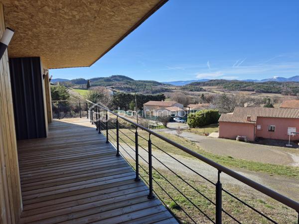 Calme absolu • Vue panoramique dégagée • Climat d'exception • Entre Ciel, Ski et Mer

Au cœur d’un environnement naturel préservé, dans un charmant village particulièrement ensoleillé de Haute-Provence, découvrez cette villa contemporaine en ossature bois de 140 m², pensée comme le refuge idéal pour vos week-ends et vacances. Alliant à la perfection lignes modernes, prestations haut de gamme et intégration paysagère, cette propriété offre un cadre de vie idyllique loin du tumulte urbain.
Une situation stratégique exclusive : à seulement 25 min de Sisteron (accès autoroute), 25 min de l’aérodrome de Tallard, 40 min de Gap, à 1h des stations de ski et à 1h30 de la Méditerranée.

Édifiée sur une parcelle de 802 m², la villa séduit par ses espaces fluides, sa clarté et la qualité de ses matériaux.

•	Le Rez-de-Chaussée (Vie de plain-pied) : L'entrée s’ouvre sur une superbe pièce à vivre de 45 m², véritable cœur de la maison. Elle accueille un salon-salle à manger baigné de lumière et une cuisine neuve de designer, entièrement équipée, ouverte sur le séjour. Ce niveau dispose également d'une suite parentale privative avec sa salle de bains haut de gamme et WC, ainsi que d'une buanderie fonctionnelle.
•	L’Étage (L'espace invités et détente) : Idéal pour recevoir vos proches, l’étage dessert 2 belles chambres spacieuses ainsi qu'un bureau (parfait pour le télétravail au vert). Le joyau architectural : Une magnifique terrasse coursive de 30 m² enveloppe l'étage et distribue l'ensemble des pièces, offrant à chacun un accès extérieur privé et un panorama spectaculaire sur la nature provençale dès le réveil.
•	Annexes & Éco-performance : Un garage de 20 m² avec porte sectionnelle automatisée complète la propriété. Côté confort, la villa est équipée d'un système de chauffage performant et éco-responsable (poêle à granules de dernière génération et chauffe-eau thermodynamique). Le plus : Un Permis de Construire (PC) est déjà accordé pour l'installation de panneaux solaires et d'un abri de jardin haut de gamme.

LA HAUTE-PROVENCE : LA NOUVELLE FRONTIÈRE DU LUXE AUTHENTIQUE

Plus qu'une maison, cette maison vous offre un art de vivre unique. La Haute Provence est devenue l'adresse confidentielle recherchée pour un tourisme nature, authentique et chic.
Depuis votre villa, accédez immédiatement aux plus beaux terrains de jeux outdoor : randonnées pédestres, circuits VTT, sites d'escalade et Via Ferrata, mondialement renommé de la Motte du Caire, ou encore vol à voile avec de nombreux aérodromes et parapente.

Notre avis : Un produit rare sur le marché. L'alliance parfaite entre le confort d'une villa neuve, un entretien facile idéal pour les séjours secondaires, et un emplacement d'exception garantissant une déconnexion totale à moins de deux heures de la Côte d'Azur.

1.	Zéro contrainte : Aucun travaux à prévoir, matériaux durables à faible entretien.
2.	Double saisonnalité rare : Skiez l'hiver à 1h, profitez des lacs et de la mer l'été, randonnez ou grimpez toute l'année sous le soleil légendaire de la Haute-Provence.
3.	Potentiel locatif haut de gamme : Forte demande pour le tourisme sportif et de reconnexion nature (marche, escalade, aéronautique à Tallard).