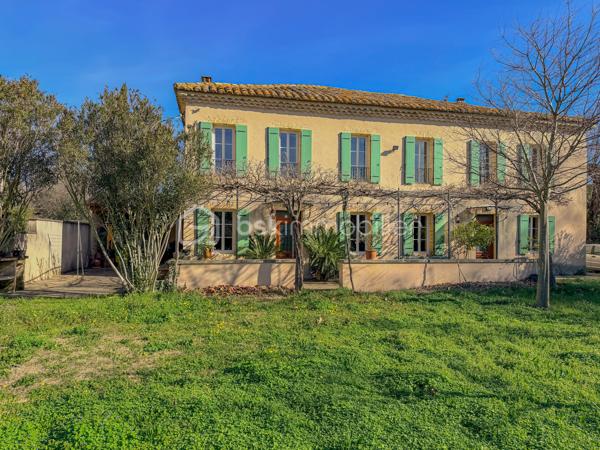 La Ferme Montbord, autrefois reconnu comme étant un lieu de halte incontournable pour les voyageurs au long cours, devrait séduire tous les amoureux du style mas et bastide. 

Avec ses 208 m2 habitables environ implantés sur une parcelle de plus de 1000 m2, son environnement à la fois champêtre et proche de toutes les commodités raviront ceux qui sont à la recherche d'un lieu qui ne ressemble à aucun autre, désireux de vivre dans un lieu lumineux et chargé d'histoire.

*** L'AGENCEMENT *** 

Accessible par 2 entrées distinctes, une au sud et une au nord, le rez-de-chaussée comprend : 
- Une cuisine d'époque dans laquelle on soulignera l'importance accordée aux beaux matériaux, évier en pierre, plan de travail en pierre, piano de cuisson qui n'est pas sans rappeler une autre époque, éléments bâtis de cuisine. 
- Une arrière cuisine qui sert également de buanderie 
- Une grande pièce de réception où l'élément principal sera la belle cheminée en pierre parfaite pour les journées d'hiver 
- Une salle d'eau avec toilette 
- Un garage avec portail automatique

Accessible par de belles marches en bois, l'étage quant à lui dessert : 
- Un grand dégagement qui permet une circulation aisée pour chacun 
- 3 chambres dont certaines avec dressings 
- 1 chambre supplémentaire avec sa propre salle d'eau 
- 1 salle d'eau avec grande douche carrelée et double-vasque 
- 2 toilettes 
- 2 débarras offrant du stockage supplémentaire

*** L'EXTERIEUR *** 

Une terrasse côté sud, abritée par une pergola en fer forgé qui supporte une magnifique glycine ancienne, qui ne tardera pas à nous offrir ses fleurs violettes très caractéristiques
Une autre terrasse, à l'est, abritée et accessible également depuis l'arrière cuisine 
On appréciera les belles huisseries, les encadrements en brique rouge, le dallage en pierre des terrasses, entre autre.

*** LES EQUIPEMENTS *** 

- Chauffage et production d'eau chaude par chaudière au gaz de ville
- Cheminée dans le salon
- Tout à l'égout 
- Menuiseries en PVC double vitrage 
- Fibre optique 

Le charme de la Provence, un lieu comme il n'en existe peu, à un prix très attractif.