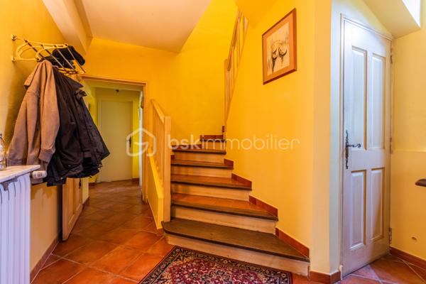 La Ferme Montbord, autrefois reconnu comme étant un lieu de halte incontournable pour les voyageurs au long cours, devrait séduire tous les amoureux du style mas et bastide. 

Avec ses 208 m2 habitables environ implantés sur une parcelle de plus de 1000 m2, son environnement à la fois champêtre et proche de toutes les commodités raviront ceux qui sont à la recherche d'un lieu qui ne ressemble à aucun autre, désireux de vivre dans un lieu lumineux et chargé d'histoire.

*** L'AGENCEMENT *** 

Accessible par 2 entrées distinctes, une au sud et une au nord, le rez-de-chaussée comprend : 
- Une cuisine d'époque dans laquelle on soulignera l'importance accordée aux beaux matériaux, évier en pierre, plan de travail en pierre, piano de cuisson qui n'est pas sans rappeler une autre époque, éléments bâtis de cuisine. 
- Une arrière cuisine qui sert également de buanderie 
- Une grande pièce de réception où l'élément principal sera la belle cheminée en pierre parfaite pour les journées d'hiver 
- Une salle d'eau avec toilette 
- Un garage avec portail automatique

Accessible par de belles marches en bois, l'étage quant à lui dessert : 
- Un grand dégagement qui permet une circulation aisée pour chacun 
- 3 chambres dont certaines avec dressings 
- 1 chambre supplémentaire avec sa propre salle d'eau 
- 1 salle d'eau avec grande douche carrelée et double-vasque 
- 2 toilettes 
- 2 débarras offrant du stockage supplémentaire

*** L'EXTERIEUR *** 

Une terrasse côté sud, abritée par une pergola en fer forgé qui supporte une magnifique glycine ancienne, qui ne tardera pas à nous offrir ses fleurs violettes très caractéristiques
Une autre terrasse, à l'est, abritée et accessible également depuis l'arrière cuisine 
On appréciera les belles huisseries, les encadrements en brique rouge, le dallage en pierre des terrasses, entre autre.

*** LES EQUIPEMENTS *** 

- Chauffage et production d'eau chaude par chaudière au gaz de ville
- Cheminée dans le salon
- Tout à l'égout 
- Menuiseries en PVC double vitrage 
- Fibre optique 

Le charme de la Provence, un lieu comme il n'en existe peu, à un prix très attractif.