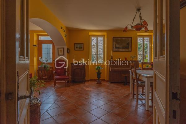 La Ferme Montbord, autrefois reconnu comme étant un lieu de halte incontournable pour les voyageurs au long cours, devrait séduire tous les amoureux du style mas et bastide. 

Avec ses 208 m2 habitables environ implantés sur une parcelle de plus de 1000 m2, son environnement à la fois champêtre et proche de toutes les commodités raviront ceux qui sont à la recherche d'un lieu qui ne ressemble à aucun autre, désireux de vivre dans un lieu lumineux et chargé d'histoire.

*** L'AGENCEMENT *** 

Accessible par 2 entrées distinctes, une au sud et une au nord, le rez-de-chaussée comprend : 
- Une cuisine d'époque dans laquelle on soulignera l'importance accordée aux beaux matériaux, évier en pierre, plan de travail en pierre, piano de cuisson qui n'est pas sans rappeler une autre époque, éléments bâtis de cuisine. 
- Une arrière cuisine qui sert également de buanderie 
- Une grande pièce de réception où l'élément principal sera la belle cheminée en pierre parfaite pour les journées d'hiver 
- Une salle d'eau avec toilette 
- Un garage avec portail automatique

Accessible par de belles marches en bois, l'étage quant à lui dessert : 
- Un grand dégagement qui permet une circulation aisée pour chacun 
- 3 chambres dont certaines avec dressings 
- 1 chambre supplémentaire avec sa propre salle d'eau 
- 1 salle d'eau avec grande douche carrelée et double-vasque 
- 2 toilettes 
- 2 débarras offrant du stockage supplémentaire

*** L'EXTERIEUR *** 

Une terrasse côté sud, abritée par une pergola en fer forgé qui supporte une magnifique glycine ancienne, qui ne tardera pas à nous offrir ses fleurs violettes très caractéristiques
Une autre terrasse, à l'est, abritée et accessible également depuis l'arrière cuisine 
On appréciera les belles huisseries, les encadrements en brique rouge, le dallage en pierre des terrasses, entre autre.

*** LES EQUIPEMENTS *** 

- Chauffage et production d'eau chaude par chaudière au gaz de ville
- Cheminée dans le salon
- Tout à l'égout 
- Menuiseries en PVC double vitrage 
- Fibre optique 

Le charme de la Provence, un lieu comme il n'en existe peu, à un prix très attractif.