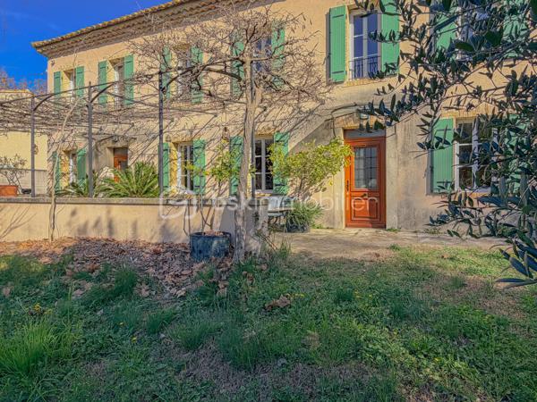 La Ferme Montbord, autrefois reconnu comme étant un lieu de halte incontournable pour les voyageurs au long cours, devrait séduire tous les amoureux du style mas et bastide. 

Avec ses 208 m2 habitables environ implantés sur une parcelle de plus de 1000 m2, son environnement à la fois champêtre et proche de toutes les commodités raviront ceux qui sont à la recherche d'un lieu qui ne ressemble à aucun autre, désireux de vivre dans un lieu lumineux et chargé d'histoire.

*** L'AGENCEMENT *** 

Accessible par 2 entrées distinctes, une au sud et une au nord, le rez-de-chaussée comprend : 
- Une cuisine d'époque dans laquelle on soulignera l'importance accordée aux beaux matériaux, évier en pierre, plan de travail en pierre, piano de cuisson qui n'est pas sans rappeler une autre époque, éléments bâtis de cuisine. 
- Une arrière cuisine qui sert également de buanderie 
- Une grande pièce de réception où l'élément principal sera la belle cheminée en pierre parfaite pour les journées d'hiver 
- Une salle d'eau avec toilette 
- Un garage avec portail automatique

Accessible par de belles marches en bois, l'étage quant à lui dessert : 
- Un grand dégagement qui permet une circulation aisée pour chacun 
- 3 chambres dont certaines avec dressings 
- 1 chambre supplémentaire avec sa propre salle d'eau 
- 1 salle d'eau avec grande douche carrelée et double-vasque 
- 2 toilettes 
- 2 débarras offrant du stockage supplémentaire

*** L'EXTERIEUR *** 

Une terrasse côté sud, abritée par une pergola en fer forgé qui supporte une magnifique glycine ancienne, qui ne tardera pas à nous offrir ses fleurs violettes très caractéristiques
Une autre terrasse, à l'est, abritée et accessible également depuis l'arrière cuisine 
On appréciera les belles huisseries, les encadrements en brique rouge, le dallage en pierre des terrasses, entre autre.

*** LES EQUIPEMENTS *** 

- Chauffage et production d'eau chaude par chaudière au gaz de ville
- Cheminée dans le salon
- Tout à l'égout 
- Menuiseries en PVC double vitrage 
- Fibre optique 

Le charme de la Provence, un lieu comme il n'en existe peu, à un prix très attractif.