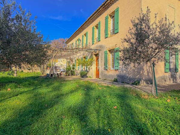 La Ferme Montbord, autrefois reconnu comme étant un lieu de halte incontournable pour les voyageurs au long cours, devrait séduire tous les amoureux du style mas et bastide. 

Avec ses 208 m2 habitables environ implantés sur une parcelle de plus de 1000 m2, son environnement à la fois champêtre et proche de toutes les commodités raviront ceux qui sont à la recherche d'un lieu qui ne ressemble à aucun autre, désireux de vivre dans un lieu lumineux et chargé d'histoire.

*** L'AGENCEMENT *** 

Accessible par 2 entrées distinctes, une au sud et une au nord, le rez-de-chaussée comprend : 
- Une cuisine d'époque dans laquelle on soulignera l'importance accordée aux beaux matériaux, évier en pierre, plan de travail en pierre, piano de cuisson qui n'est pas sans rappeler une autre époque, éléments bâtis de cuisine. 
- Une arrière cuisine qui sert également de buanderie 
- Une grande pièce de réception où l'élément principal sera la belle cheminée en pierre parfaite pour les journées d'hiver 
- Une salle d'eau avec toilette 
- Un garage avec portail automatique

Accessible par de belles marches en bois, l'étage quant à lui dessert : 
- Un grand dégagement qui permet une circulation aisée pour chacun 
- 3 chambres dont certaines avec dressings 
- 1 chambre supplémentaire avec sa propre salle d'eau 
- 1 salle d'eau avec grande douche carrelée et double-vasque 
- 2 toilettes 
- 2 débarras offrant du stockage supplémentaire

*** L'EXTERIEUR *** 

Une terrasse côté sud, abritée par une pergola en fer forgé qui supporte une magnifique glycine ancienne, qui ne tardera pas à nous offrir ses fleurs violettes très caractéristiques
Une autre terrasse, à l'est, abritée et accessible également depuis l'arrière cuisine 
On appréciera les belles huisseries, les encadrements en brique rouge, le dallage en pierre des terrasses, entre autre.

*** LES EQUIPEMENTS *** 

- Chauffage et production d'eau chaude par chaudière au gaz de ville
- Cheminée dans le salon
- Tout à l'égout 
- Menuiseries en PVC double vitrage 
- Fibre optique 

Le charme de la Provence, un lieu comme il n'en existe peu, à un prix très attractif.
