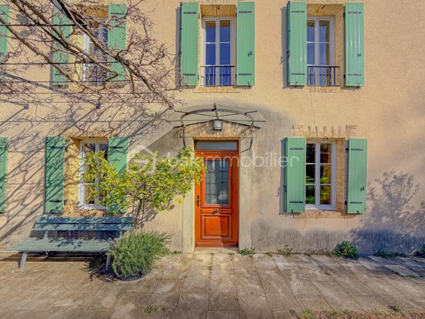 La Ferme Montbord, autrefois reconnu comme étant un lieu de halte incontournable pour les voyageurs au long cours, devrait séduire tous les amoureux du style mas et bastide. 

Avec ses 208 m2 habitables environ implantés sur une parcelle de plus de 1000 m2, son environnement à la fois champêtre et proche de toutes les commodités raviront ceux qui sont à la recherche d'un lieu qui ne ressemble à aucun autre, désireux de vivre dans un lieu lumineux et chargé d'histoire.

*** L'AGENCEMENT *** 

Accessible par 2 entrées distinctes, une au sud et une au nord, le rez-de-chaussée comprend : 
- Une cuisine d'époque dans laquelle on soulignera l'importance accordée aux beaux matériaux, évier en pierre, plan de travail en pierre, piano de cuisson qui n'est pas sans rappeler une autre époque, éléments bâtis de cuisine. 
- Une arrière cuisine qui sert également de buanderie 
- Une grande pièce de réception où l'élément principal sera la belle cheminée en pierre parfaite pour les journées d'hiver 
- Une salle d'eau avec toilette 
- Un garage avec portail automatique

Accessible par de belles marches en bois, l'étage quant à lui dessert : 
- Un grand dégagement qui permet une circulation aisée pour chacun 
- 3 chambres dont certaines avec dressings 
- 1 chambre supplémentaire avec sa propre salle d'eau 
- 1 salle d'eau avec grande douche carrelée et double-vasque 
- 2 toilettes 
- 2 débarras offrant du stockage supplémentaire

*** L'EXTERIEUR *** 

Une terrasse côté sud, abritée par une pergola en fer forgé qui supporte une magnifique glycine ancienne, qui ne tardera pas à nous offrir ses fleurs violettes très caractéristiques
Une autre terrasse, à l'est, abritée et accessible également depuis l'arrière cuisine 
On appréciera les belles huisseries, les encadrements en brique rouge, le dallage en pierre des terrasses, entre autre.

*** LES EQUIPEMENTS *** 

- Chauffage et production d'eau chaude par chaudière au gaz de ville
- Cheminée dans le salon
- Tout à l'égout 
- Menuiseries en PVC double vitrage 
- Fibre optique 

Le charme de la Provence, un lieu comme il n'en existe peu, à un prix très attractif.