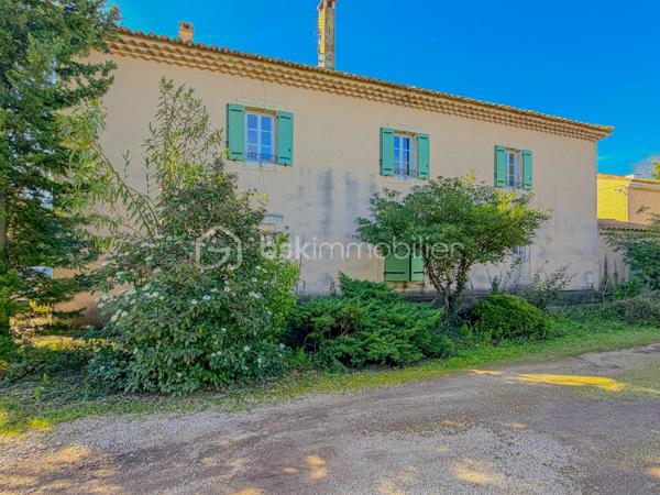 La Ferme Montbord, autrefois reconnu comme étant un lieu de halte incontournable pour les voyageurs au long cours, devrait séduire tous les amoureux du style mas et bastide. 

Avec ses 208 m2 habitables environ implantés sur une parcelle de plus de 1000 m2, son environnement à la fois champêtre et proche de toutes les commodités raviront ceux qui sont à la recherche d'un lieu qui ne ressemble à aucun autre, désireux de vivre dans un lieu lumineux et chargé d'histoire.

*** L'AGENCEMENT *** 

Accessible par 2 entrées distinctes, une au sud et une au nord, le rez-de-chaussée comprend : 
- Une cuisine d'époque dans laquelle on soulignera l'importance accordée aux beaux matériaux, évier en pierre, plan de travail en pierre, piano de cuisson qui n'est pas sans rappeler une autre époque, éléments bâtis de cuisine. 
- Une arrière cuisine qui sert également de buanderie 
- Une grande pièce de réception où l'élément principal sera la belle cheminée en pierre parfaite pour les journées d'hiver 
- Une salle d'eau avec toilette 
- Un garage avec portail automatique

Accessible par de belles marches en bois, l'étage quant à lui dessert : 
- Un grand dégagement qui permet une circulation aisée pour chacun 
- 3 chambres dont certaines avec dressings 
- 1 chambre supplémentaire avec sa propre salle d'eau 
- 1 salle d'eau avec grande douche carrelée et double-vasque 
- 2 toilettes 
- 2 débarras offrant du stockage supplémentaire

*** L'EXTERIEUR *** 

Une terrasse côté sud, abritée par une pergola en fer forgé qui supporte une magnifique glycine ancienne, qui ne tardera pas à nous offrir ses fleurs violettes très caractéristiques
Une autre terrasse, à l'est, abritée et accessible également depuis l'arrière cuisine 
On appréciera les belles huisseries, les encadrements en brique rouge, le dallage en pierre des terrasses, entre autre.

*** LES EQUIPEMENTS *** 

- Chauffage et production d'eau chaude par chaudière au gaz de ville
- Cheminée dans le salon
- Tout à l'égout 
- Menuiseries en PVC double vitrage 
- Fibre optique 

Le charme de la Provence, un lieu comme il n'en existe peu, à un prix très attractif.