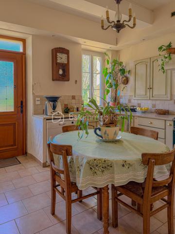 La Ferme Montbord, autrefois reconnu comme étant un lieu de halte incontournable pour les voyageurs au long cours, devrait séduire tous les amoureux du style mas et bastide. 

Avec ses 208 m2 habitables environ implantés sur une parcelle de plus de 1000 m2, son environnement à la fois champêtre et proche de toutes les commodités raviront ceux qui sont à la recherche d'un lieu qui ne ressemble à aucun autre, désireux de vivre dans un lieu lumineux et chargé d'histoire.

*** L'AGENCEMENT *** 

Accessible par 2 entrées distinctes, une au sud et une au nord, le rez-de-chaussée comprend : 
- Une cuisine d'époque dans laquelle on soulignera l'importance accordée aux beaux matériaux, évier en pierre, plan de travail en pierre, piano de cuisson qui n'est pas sans rappeler une autre époque, éléments bâtis de cuisine. 
- Une arrière cuisine qui sert également de buanderie 
- Une grande pièce de réception où l'élément principal sera la belle cheminée en pierre parfaite pour les journées d'hiver 
- Une salle d'eau avec toilette 
- Un garage avec portail automatique

Accessible par de belles marches en bois, l'étage quant à lui dessert : 
- Un grand dégagement qui permet une circulation aisée pour chacun 
- 3 chambres dont certaines avec dressings 
- 1 chambre supplémentaire avec sa propre salle d'eau 
- 1 salle d'eau avec grande douche carrelée et double-vasque 
- 2 toilettes 
- 2 débarras offrant du stockage supplémentaire

*** L'EXTERIEUR *** 

Une terrasse côté sud, abritée par une pergola en fer forgé qui supporte une magnifique glycine ancienne, qui ne tardera pas à nous offrir ses fleurs violettes très caractéristiques
Une autre terrasse, à l'est, abritée et accessible également depuis l'arrière cuisine 
On appréciera les belles huisseries, les encadrements en brique rouge, le dallage en pierre des terrasses, entre autre.

*** LES EQUIPEMENTS *** 

- Chauffage et production d'eau chaude par chaudière au gaz de ville
- Cheminée dans le salon
- Tout à l'égout 
- Menuiseries en PVC double vitrage 
- Fibre optique 

Le charme de la Provence, un lieu comme il n'en existe peu, à un prix très attractif.