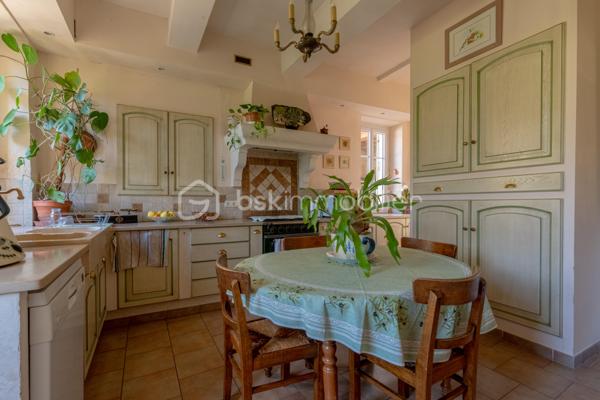 La Ferme Montbord, autrefois reconnu comme étant un lieu de halte incontournable pour les voyageurs au long cours, devrait séduire tous les amoureux du style mas et bastide. 

Avec ses 208 m2 habitables environ implantés sur une parcelle de plus de 1000 m2, son environnement à la fois champêtre et proche de toutes les commodités raviront ceux qui sont à la recherche d'un lieu qui ne ressemble à aucun autre, désireux de vivre dans un lieu lumineux et chargé d'histoire.

*** L'AGENCEMENT *** 

Accessible par 2 entrées distinctes, une au sud et une au nord, le rez-de-chaussée comprend : 
- Une cuisine d'époque dans laquelle on soulignera l'importance accordée aux beaux matériaux, évier en pierre, plan de travail en pierre, piano de cuisson qui n'est pas sans rappeler une autre époque, éléments bâtis de cuisine. 
- Une arrière cuisine qui sert également de buanderie 
- Une grande pièce de réception où l'élément principal sera la belle cheminée en pierre parfaite pour les journées d'hiver 
- Une salle d'eau avec toilette 
- Un garage avec portail automatique

Accessible par de belles marches en bois, l'étage quant à lui dessert : 
- Un grand dégagement qui permet une circulation aisée pour chacun 
- 3 chambres dont certaines avec dressings 
- 1 chambre supplémentaire avec sa propre salle d'eau 
- 1 salle d'eau avec grande douche carrelée et double-vasque 
- 2 toilettes 
- 2 débarras offrant du stockage supplémentaire

*** L'EXTERIEUR *** 

Une terrasse côté sud, abritée par une pergola en fer forgé qui supporte une magnifique glycine ancienne, qui ne tardera pas à nous offrir ses fleurs violettes très caractéristiques
Une autre terrasse, à l'est, abritée et accessible également depuis l'arrière cuisine 
On appréciera les belles huisseries, les encadrements en brique rouge, le dallage en pierre des terrasses, entre autre.

*** LES EQUIPEMENTS *** 

- Chauffage et production d'eau chaude par chaudière au gaz de ville
- Cheminée dans le salon
- Tout à l'égout 
- Menuiseries en PVC double vitrage 
- Fibre optique 

Le charme de la Provence, un lieu comme il n'en existe peu, à un prix très attractif.