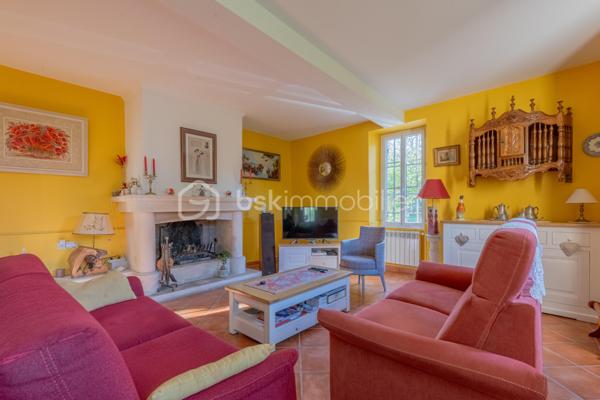 La Ferme Montbord, autrefois reconnu comme étant un lieu de halte incontournable pour les voyageurs au long cours, devrait séduire tous les amoureux du style mas et bastide. 

Avec ses 208 m2 habitables environ implantés sur une parcelle de plus de 1000 m2, son environnement à la fois champêtre et proche de toutes les commodités raviront ceux qui sont à la recherche d'un lieu qui ne ressemble à aucun autre, désireux de vivre dans un lieu lumineux et chargé d'histoire.

*** L'AGENCEMENT *** 

Accessible par 2 entrées distinctes, une au sud et une au nord, le rez-de-chaussée comprend : 
- Une cuisine d'époque dans laquelle on soulignera l'importance accordée aux beaux matériaux, évier en pierre, plan de travail en pierre, piano de cuisson qui n'est pas sans rappeler une autre époque, éléments bâtis de cuisine. 
- Une arrière cuisine qui sert également de buanderie 
- Une grande pièce de réception où l'élément principal sera la belle cheminée en pierre parfaite pour les journées d'hiver 
- Une salle d'eau avec toilette 
- Un garage avec portail automatique

Accessible par de belles marches en bois, l'étage quant à lui dessert : 
- Un grand dégagement qui permet une circulation aisée pour chacun 
- 3 chambres dont certaines avec dressings 
- 1 chambre supplémentaire avec sa propre salle d'eau 
- 1 salle d'eau avec grande douche carrelée et double-vasque 
- 2 toilettes 
- 2 débarras offrant du stockage supplémentaire

*** L'EXTERIEUR *** 

Une terrasse côté sud, abritée par une pergola en fer forgé qui supporte une magnifique glycine ancienne, qui ne tardera pas à nous offrir ses fleurs violettes très caractéristiques
Une autre terrasse, à l'est, abritée et accessible également depuis l'arrière cuisine 
On appréciera les belles huisseries, les encadrements en brique rouge, le dallage en pierre des terrasses, entre autre.

*** LES EQUIPEMENTS *** 

- Chauffage et production d'eau chaude par chaudière au gaz de ville
- Cheminée dans le salon
- Tout à l'égout 
- Menuiseries en PVC double vitrage 
- Fibre optique 

Le charme de la Provence, un lieu comme il n'en existe peu, à un prix très attractif.