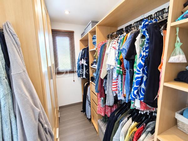Propriété d'exception de 131 m2 exposée plein Sud ''Rare à la vente''
Venez découvrir et posez vos valises dans cette belle maison familiale bien pensée et très lumineuse, Une maison clé en main avec vie de plain pied, garages, dépendances, Jardin, Cuisine d'été, Terrain de pétanque...
Cette charmante maison sera ravir grand et petit par ses volumes, sa fonctionnalité, sa localisation et son cadre verdoyant.
Elle se compose de la manière suivante :
Au Rez de chaussée : Entrée sur Séjour - Salon - Salle à manger - Cuisine ouverte toute équipée, un poêle à bois suspendu central (chaleur diffuse), salle de bain et douche (double vasque), Bureau, Buanderie, Cave,
Chambre parentale avec dressing, WC séparé.
A l'Etage : Mezzanine 'espace bureau', 2 chambres avec dressing, Salle d'eau, WC séparé
Annexes : Un Atelier (avis aux bricoleurs), un garage, un préau, une dépendance en pierre (stockage divers), Poulailler, Potager, Récupérateur d'eau de pluie, Jardin Arboré ''mais pas trop'', Cour bitumé, portail électrique et terrain clos
Maison Très bien isolée, Double vitrage, Chauffage au sol haut et bas, Pompe à chaleur, Vmc Simple flux ''Coup de Cœur assuré''