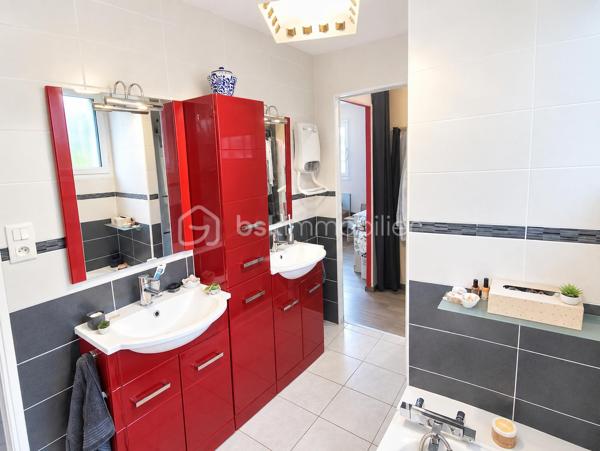 Propriété d'exception de 131 m2 exposée plein Sud ''Rare à la vente''
Venez découvrir et posez vos valises dans cette belle maison familiale bien pensée et très lumineuse, Une maison clé en main avec vie de plain pied, garages, dépendances, Jardin, Cuisine d'été, Terrain de pétanque...
Cette charmante maison sera ravir grand et petit par ses volumes, sa fonctionnalité, sa localisation et son cadre verdoyant.
Elle se compose de la manière suivante :
Au Rez de chaussée : Entrée sur Séjour - Salon - Salle à manger - Cuisine ouverte toute équipée, un poêle à bois suspendu central (chaleur diffuse), salle de bain et douche (double vasque), Bureau, Buanderie, Cave,
Chambre parentale avec dressing, WC séparé.
A l'Etage : Mezzanine 'espace bureau', 2 chambres avec dressing, Salle d'eau, WC séparé
Annexes : Un Atelier (avis aux bricoleurs), un garage, un préau, une dépendance en pierre (stockage divers), Poulailler, Potager, Récupérateur d'eau de pluie, Jardin Arboré ''mais pas trop'', Cour bitumé, portail électrique et terrain clos
Maison Très bien isolée, Double vitrage, Chauffage au sol haut et bas, Pompe à chaleur, Vmc Simple flux ''Coup de Cœur assuré''