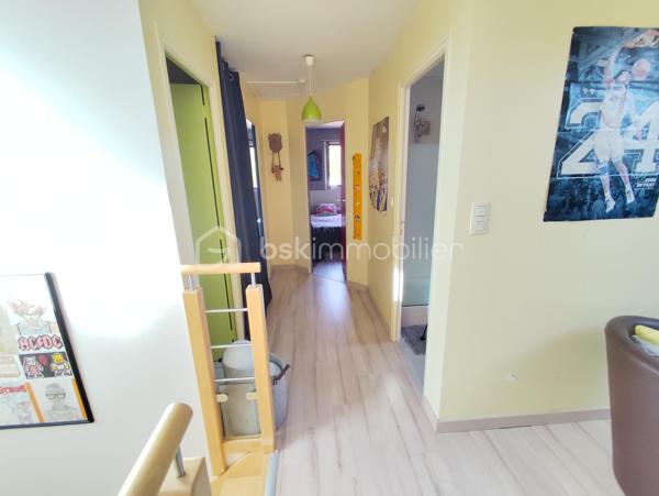 Propriété d'exception de 131 m2 exposée plein Sud ''Rare à la vente''
Venez découvrir et posez vos valises dans cette belle maison familiale bien pensée et très lumineuse, Une maison clé en main avec vie de plain pied, garages, dépendances, Jardin, Cuisine d'été, Terrain de pétanque...
Cette charmante maison sera ravir grand et petit par ses volumes, sa fonctionnalité, sa localisation et son cadre verdoyant.
Elle se compose de la manière suivante :
Au Rez de chaussée : Entrée sur Séjour - Salon - Salle à manger - Cuisine ouverte toute équipée, un poêle à bois suspendu central (chaleur diffuse), salle de bain et douche (double vasque), Bureau, Buanderie, Cave,
Chambre parentale avec dressing, WC séparé.
A l'Etage : Mezzanine 'espace bureau', 2 chambres avec dressing, Salle d'eau, WC séparé
Annexes : Un Atelier (avis aux bricoleurs), un garage, un préau, une dépendance en pierre (stockage divers), Poulailler, Potager, Récupérateur d'eau de pluie, Jardin Arboré ''mais pas trop'', Cour bitumé, portail électrique et terrain clos
Maison Très bien isolée, Double vitrage, Chauffage au sol haut et bas, Pompe à chaleur, Vmc Simple flux ''Coup de Cœur assuré''