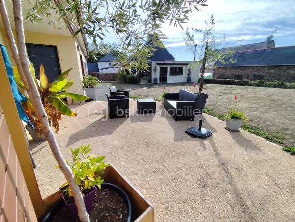 Propriété d'exception de 131 m2 exposée plein Sud ''Rare à la vente''
Venez découvrir et posez vos valises dans cette belle maison familiale bien pensée et très lumineuse, Une maison clé en main avec vie de plain pied, garages, dépendances, Jardin, Cuisine d'été, Terrain de pétanque...
Cette charmante maison sera ravir grand et petit par ses volumes, sa fonctionnalité, sa localisation et son cadre verdoyant.
Elle se compose de la manière suivante :
Au Rez de chaussée : Entrée sur Séjour - Salon - Salle à manger - Cuisine ouverte toute équipée, un poêle à bois suspendu central (chaleur diffuse), salle de bain et douche (double vasque), Bureau, Buanderie, Cave,
Chambre parentale avec dressing, WC séparé.
A l'Etage : Mezzanine 'espace bureau', 2 chambres avec dressing, Salle d'eau, WC séparé
Annexes : Un Atelier (avis aux bricoleurs), un garage, un préau, une dépendance en pierre (stockage divers), Poulailler, Potager, Récupérateur d'eau de pluie, Jardin Arboré ''mais pas trop'', Cour bitumé, portail électrique et terrain clos
Maison Très bien isolée, Double vitrage, Chauffage au sol haut et bas, Pompe à chaleur, Vmc Simple flux ''Coup de Cœur assuré''