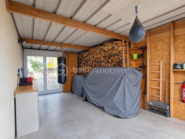 Propriété d'exception de 131 m2 exposée plein Sud ''Rare à la vente''
Venez découvrir et posez vos valises dans cette belle maison familiale bien pensée et très lumineuse, Une maison clé en main avec vie de plain pied, garages, dépendances, Jardin, Cuisine d'été, Terrain de pétanque...
Cette charmante maison sera ravir grand et petit par ses volumes, sa fonctionnalité, sa localisation et son cadre verdoyant.
Elle se compose de la manière suivante :
Au Rez de chaussée : Entrée sur Séjour - Salon - Salle à manger - Cuisine ouverte toute équipée, un poêle à bois suspendu central (chaleur diffuse), salle de bain et douche (double vasque), Bureau, Buanderie, Cave,
Chambre parentale avec dressing, WC séparé.
A l'Etage : Mezzanine 'espace bureau', 2 chambres avec dressing, Salle d'eau, WC séparé
Annexes : Un Atelier (avis aux bricoleurs), un garage, un préau, une dépendance en pierre (stockage divers), Poulailler, Potager, Récupérateur d'eau de pluie, Jardin Arboré ''mais pas trop'', Cour bitumé, portail électrique et terrain clos
Maison Très bien isolée, Double vitrage, Chauffage au sol haut et bas, Pompe à chaleur, Vmc Simple flux ''Coup de Cœur assuré''