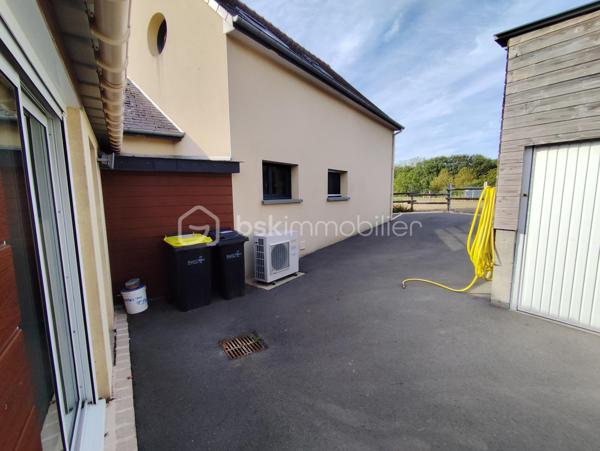 Propriété d'exception de 131 m2 exposée plein Sud ''Rare à la vente''
Venez découvrir et posez vos valises dans cette belle maison familiale bien pensée et très lumineuse, Une maison clé en main avec vie de plain pied, garages, dépendances, Jardin, Cuisine d'été, Terrain de pétanque...
Cette charmante maison sera ravir grand et petit par ses volumes, sa fonctionnalité, sa localisation et son cadre verdoyant.
Elle se compose de la manière suivante :
Au Rez de chaussée : Entrée sur Séjour - Salon - Salle à manger - Cuisine ouverte toute équipée, un poêle à bois suspendu central (chaleur diffuse), salle de bain et douche (double vasque), Bureau, Buanderie, Cave,
Chambre parentale avec dressing, WC séparé.
A l'Etage : Mezzanine 'espace bureau', 2 chambres avec dressing, Salle d'eau, WC séparé
Annexes : Un Atelier (avis aux bricoleurs), un garage, un préau, une dépendance en pierre (stockage divers), Poulailler, Potager, Récupérateur d'eau de pluie, Jardin Arboré ''mais pas trop'', Cour bitumé, portail électrique et terrain clos
Maison Très bien isolée, Double vitrage, Chauffage au sol haut et bas, Pompe à chaleur, Vmc Simple flux ''Coup de Cœur assuré''