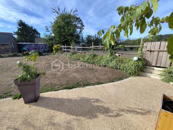 Propriété d'exception de 131 m2 exposée plein Sud ''Rare à la vente''
Venez découvrir et posez vos valises dans cette belle maison familiale bien pensée et très lumineuse, Une maison clé en main avec vie de plain pied, garages, dépendances, Jardin, Cuisine d'été, Terrain de pétanque...
Cette charmante maison sera ravir grand et petit par ses volumes, sa fonctionnalité, sa localisation et son cadre verdoyant.
Elle se compose de la manière suivante :
Au Rez de chaussée : Entrée sur Séjour - Salon - Salle à manger - Cuisine ouverte toute équipée, un poêle à bois suspendu central (chaleur diffuse), salle de bain et douche (double vasque), Bureau, Buanderie, Cave,
Chambre parentale avec dressing, WC séparé.
A l'Etage : Mezzanine 'espace bureau', 2 chambres avec dressing, Salle d'eau, WC séparé
Annexes : Un Atelier (avis aux bricoleurs), un garage, un préau, une dépendance en pierre (stockage divers), Poulailler, Potager, Récupérateur d'eau de pluie, Jardin Arboré ''mais pas trop'', Cour bitumé, portail électrique et terrain clos
Maison Très bien isolée, Double vitrage, Chauffage au sol haut et bas, Pompe à chaleur, Vmc Simple flux ''Coup de Cœur assuré''