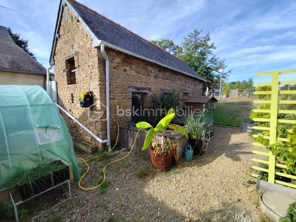 Propriété d'exception de 131 m2 exposée plein Sud ''Rare à la vente''
Venez découvrir et posez vos valises dans cette belle maison familiale bien pensée et très lumineuse, Une maison clé en main avec vie de plain pied, garages, dépendances, Jardin, Cuisine d'été, Terrain de pétanque...
Cette charmante maison sera ravir grand et petit par ses volumes, sa fonctionnalité, sa localisation et son cadre verdoyant.
Elle se compose de la manière suivante :
Au Rez de chaussée : Entrée sur Séjour - Salon - Salle à manger - Cuisine ouverte toute équipée, un poêle à bois suspendu central (chaleur diffuse), salle de bain et douche (double vasque), Bureau, Buanderie, Cave,
Chambre parentale avec dressing, WC séparé.
A l'Etage : Mezzanine 'espace bureau', 2 chambres avec dressing, Salle d'eau, WC séparé
Annexes : Un Atelier (avis aux bricoleurs), un garage, un préau, une dépendance en pierre (stockage divers), Poulailler, Potager, Récupérateur d'eau de pluie, Jardin Arboré ''mais pas trop'', Cour bitumé, portail électrique et terrain clos
Maison Très bien isolée, Double vitrage, Chauffage au sol haut et bas, Pompe à chaleur, Vmc Simple flux ''Coup de Cœur assuré''