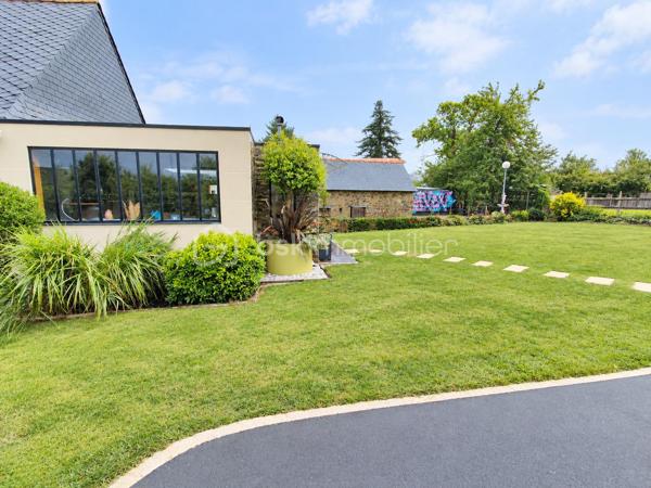 Propriété d'exception de 131 m2 exposée plein Sud ''Rare à la vente''
Venez découvrir et posez vos valises dans cette belle maison familiale bien pensée et très lumineuse, Une maison clé en main avec vie de plain pied, garages, dépendances, Jardin, Cuisine d'été, Terrain de pétanque...
Cette charmante maison sera ravir grand et petit par ses volumes, sa fonctionnalité, sa localisation et son cadre verdoyant.
Elle se compose de la manière suivante :
Au Rez de chaussée : Entrée sur Séjour - Salon - Salle à manger - Cuisine ouverte toute équipée, un poêle à bois suspendu central (chaleur diffuse), salle de bain et douche (double vasque), Bureau, Buanderie, Cave,
Chambre parentale avec dressing, WC séparé.
A l'Etage : Mezzanine 'espace bureau', 2 chambres avec dressing, Salle d'eau, WC séparé
Annexes : Un Atelier (avis aux bricoleurs), un garage, un préau, une dépendance en pierre (stockage divers), Poulailler, Potager, Récupérateur d'eau de pluie, Jardin Arboré ''mais pas trop'', Cour bitumé, portail électrique et terrain clos
Maison Très bien isolée, Double vitrage, Chauffage au sol haut et bas, Pompe à chaleur, Vmc Simple flux ''Coup de Cœur assuré''