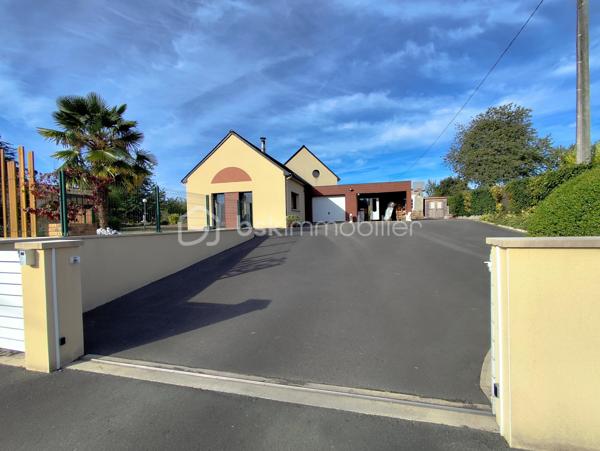 Propriété d'exception de 131 m2 exposée plein Sud ''Rare à la vente''
Venez découvrir et posez vos valises dans cette belle maison familiale bien pensée et très lumineuse, Une maison clé en main avec vie de plain pied, garages, dépendances, Jardin, Cuisine d'été, Terrain de pétanque...
Cette charmante maison sera ravir grand et petit par ses volumes, sa fonctionnalité, sa localisation et son cadre verdoyant.
Elle se compose de la manière suivante :
Au Rez de chaussée : Entrée sur Séjour - Salon - Salle à manger - Cuisine ouverte toute équipée, un poêle à bois suspendu central (chaleur diffuse), salle de bain et douche (double vasque), Bureau, Buanderie, Cave,
Chambre parentale avec dressing, WC séparé.
A l'Etage : Mezzanine 'espace bureau', 2 chambres avec dressing, Salle d'eau, WC séparé
Annexes : Un Atelier (avis aux bricoleurs), un garage, un préau, une dépendance en pierre (stockage divers), Poulailler, Potager, Récupérateur d'eau de pluie, Jardin Arboré ''mais pas trop'', Cour bitumé, portail électrique et terrain clos
Maison Très bien isolée, Double vitrage, Chauffage au sol haut et bas, Pompe à chaleur, Vmc Simple flux ''Coup de Cœur assuré''