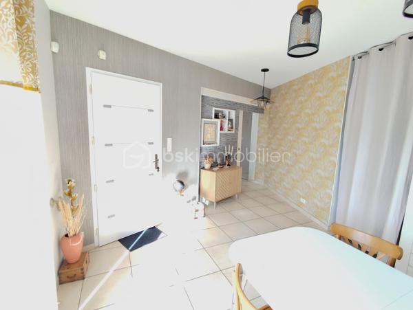 Propriété d'exception de 131 m2 exposée plein Sud ''Rare à la vente''
Venez découvrir et posez vos valises dans cette belle maison familiale bien pensée et très lumineuse, Une maison clé en main avec vie de plain pied, garages, dépendances, Jardin, Cuisine d'été, Terrain de pétanque...
Cette charmante maison sera ravir grand et petit par ses volumes, sa fonctionnalité, sa localisation et son cadre verdoyant.
Elle se compose de la manière suivante :
Au Rez de chaussée : Entrée sur Séjour - Salon - Salle à manger - Cuisine ouverte toute équipée, un poêle à bois suspendu central (chaleur diffuse), salle de bain et douche (double vasque), Bureau, Buanderie, Cave,
Chambre parentale avec dressing, WC séparé.
A l'Etage : Mezzanine 'espace bureau', 2 chambres avec dressing, Salle d'eau, WC séparé
Annexes : Un Atelier (avis aux bricoleurs), un garage, un préau, une dépendance en pierre (stockage divers), Poulailler, Potager, Récupérateur d'eau de pluie, Jardin Arboré ''mais pas trop'', Cour bitumé, portail électrique et terrain clos
Maison Très bien isolée, Double vitrage, Chauffage au sol haut et bas, Pompe à chaleur, Vmc Simple flux ''Coup de Cœur assuré''