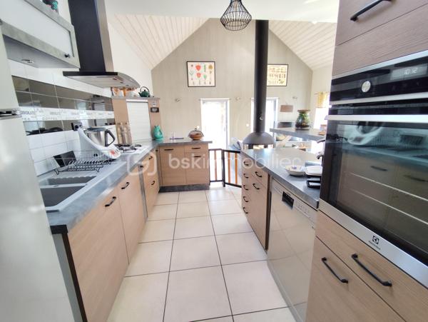 Propriété d'exception de 131 m2 exposée plein Sud ''Rare à la vente''
Venez découvrir et posez vos valises dans cette belle maison familiale bien pensée et très lumineuse, Une maison clé en main avec vie de plain pied, garages, dépendances, Jardin, Cuisine d'été, Terrain de pétanque...
Cette charmante maison sera ravir grand et petit par ses volumes, sa fonctionnalité, sa localisation et son cadre verdoyant.
Elle se compose de la manière suivante :
Au Rez de chaussée : Entrée sur Séjour - Salon - Salle à manger - Cuisine ouverte toute équipée, un poêle à bois suspendu central (chaleur diffuse), salle de bain et douche (double vasque), Bureau, Buanderie, Cave,
Chambre parentale avec dressing, WC séparé.
A l'Etage : Mezzanine 'espace bureau', 2 chambres avec dressing, Salle d'eau, WC séparé
Annexes : Un Atelier (avis aux bricoleurs), un garage, un préau, une dépendance en pierre (stockage divers), Poulailler, Potager, Récupérateur d'eau de pluie, Jardin Arboré ''mais pas trop'', Cour bitumé, portail électrique et terrain clos
Maison Très bien isolée, Double vitrage, Chauffage au sol haut et bas, Pompe à chaleur, Vmc Simple flux ''Coup de Cœur assuré''