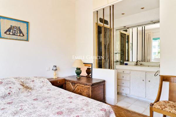 A vendre - Appartement  traversant - étage élevé - au calme -  Marseille 8ème (13008)