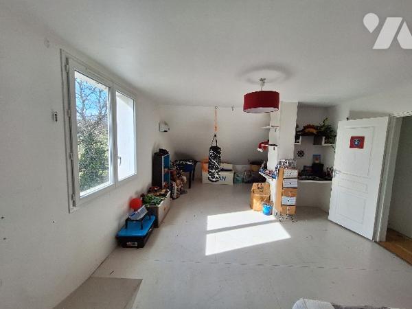 Maison individuelle de type 6, pavillon, située à Villefranche-de-Rouergue.