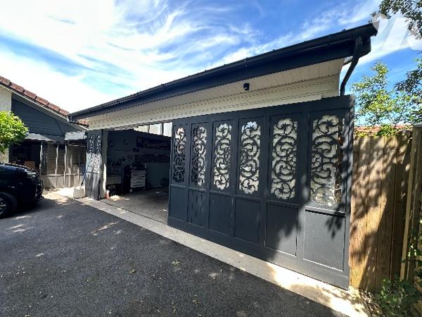 Maison de plain pied , 3 chambres, mezzanine , terrain clos avec piscine et garage double