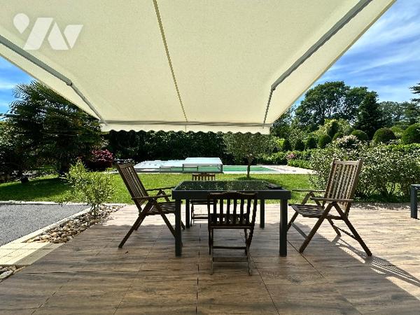 Maison de plain pied , 3 chambres, mezzanine , terrain clos avec piscine et garage double