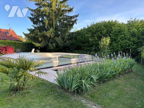 Maison de plain pied , 3 chambres, mezzanine , terrain clos avec piscine et garage double