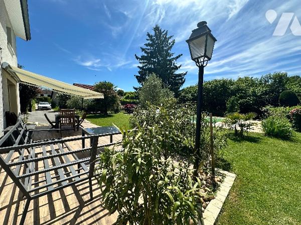 Maison de plain pied , 3 chambres, mezzanine , terrain clos avec piscine et garage double
