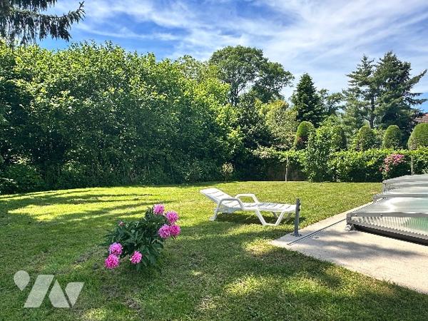 Maison de plain pied , 3 chambres, mezzanine , terrain clos avec piscine et garage double