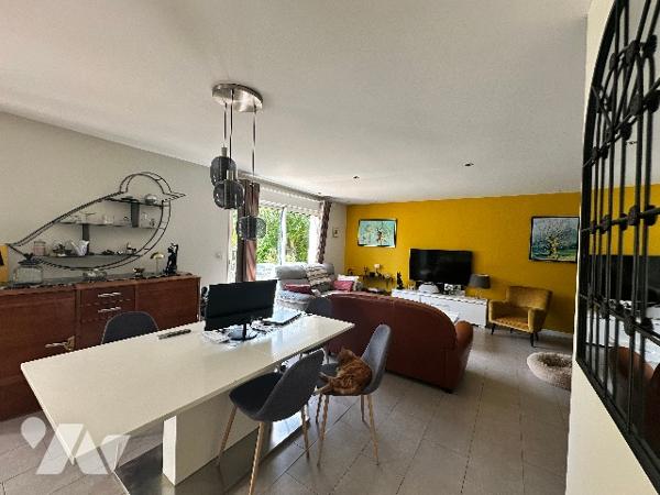 Maison de plain pied , 3 chambres, mezzanine , terrain clos avec piscine et garage double