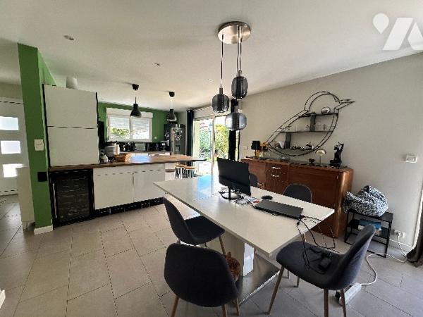 Maison de plain pied , 3 chambres, mezzanine , terrain clos avec piscine et garage double