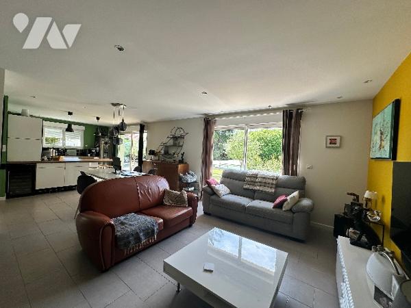 Maison de plain pied , 3 chambres, mezzanine , terrain clos avec piscine et garage double