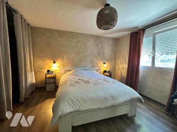 Maison de plain pied , 3 chambres, mezzanine , terrain clos avec piscine et garage double