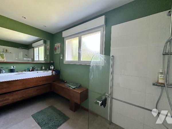 Maison de plain pied , 3 chambres, mezzanine , terrain clos avec piscine et garage double