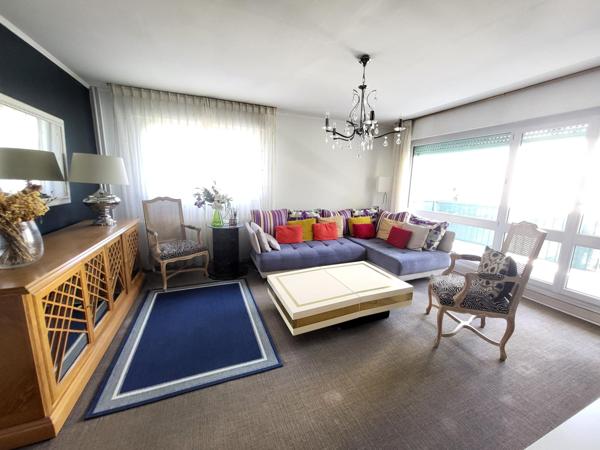 5 minutes à pied de la gare et du centre ville ! Superbe 5 pièces avec vue dégagée sur les arbres