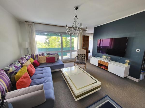 5 minutes à pied de la gare et du centre ville ! Superbe 5 pièces avec vue dégagée sur les arbres