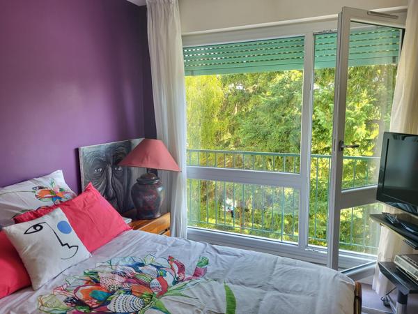 5 minutes à pied de la gare et du centre ville ! Superbe 5 pièces avec vue dégagée sur les arbres