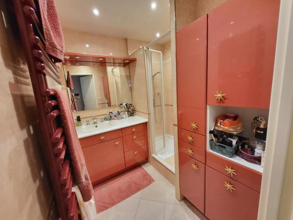 5 minutes à pied de la gare et du centre ville ! Superbe 5 pièces avec vue dégagée sur les arbres