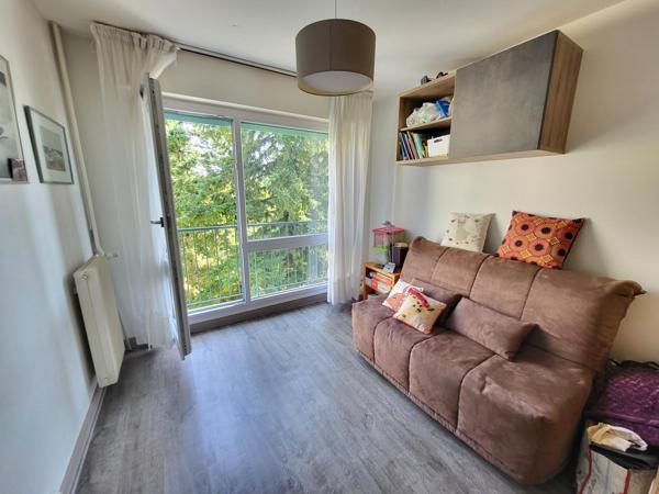 5 minutes à pied de la gare et du centre ville ! Superbe 5 pièces avec vue dégagée sur les arbres