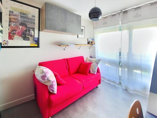 5 minutes à pied de la gare et du centre ville ! Superbe 5 pièces avec vue dégagée sur les arbres