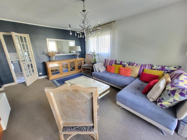 5 minutes à pied de la gare et du centre ville ! Superbe 5 pièces avec vue dégagée sur les arbres