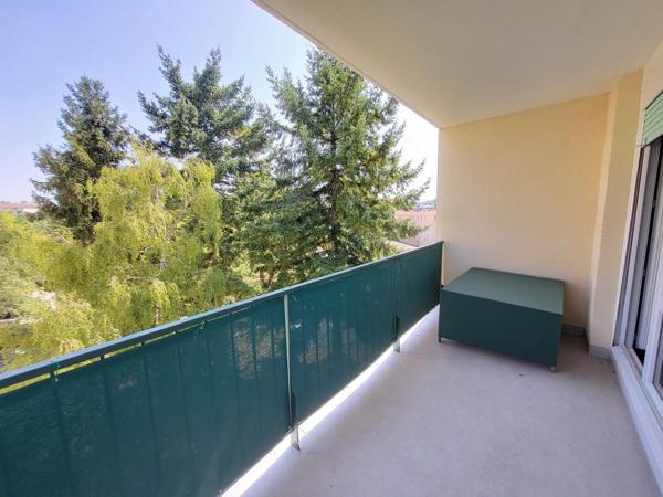 5 minutes à pied de la gare et du centre ville ! Superbe 5 pièces avec vue dégagée sur les arbres