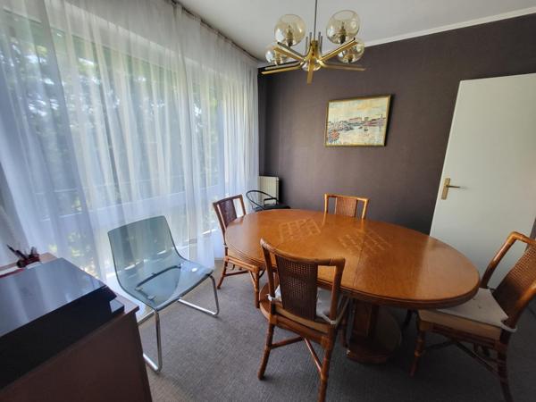 5 minutes à pied de la gare et du centre ville ! Superbe 5 pièces avec vue dégagée sur les arbres