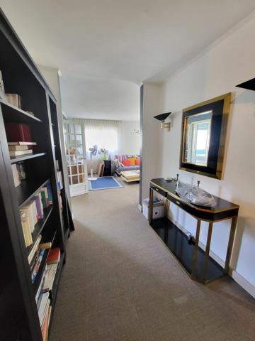 5 minutes à pied de la gare et du centre ville ! Superbe 5 pièces avec vue dégagée sur les arbres