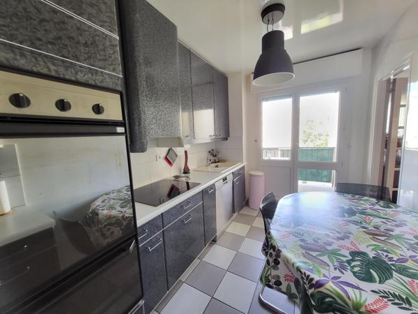 5 minutes à pied de la gare et du centre ville ! Superbe 5 pièces avec vue dégagée sur les arbres