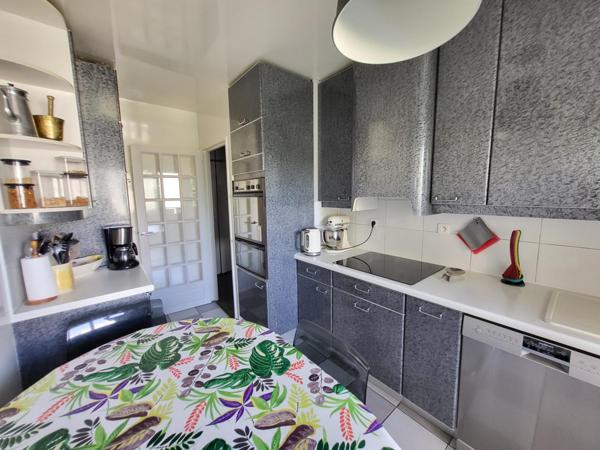 5 minutes à pied de la gare et du centre ville ! Superbe 5 pièces avec vue dégagée sur les arbres