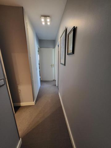 5 minutes à pied de la gare et du centre ville ! Superbe 5 pièces avec vue dégagée sur les arbres