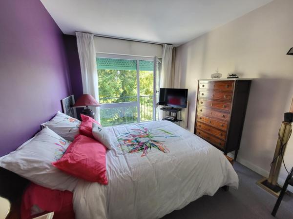 5 minutes à pied de la gare et du centre ville ! Superbe 5 pièces avec vue dégagée sur les arbres